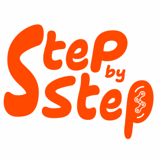 Logo Step by Step écrit en orange.