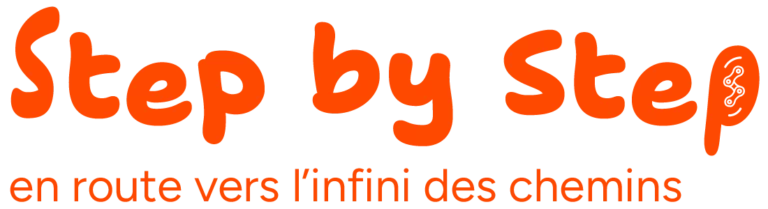 Logo orange de l'association Step by Step, il y est écrit en Horizontal "Step by Step " et en dessous "En route vers l'infini des chemins ".