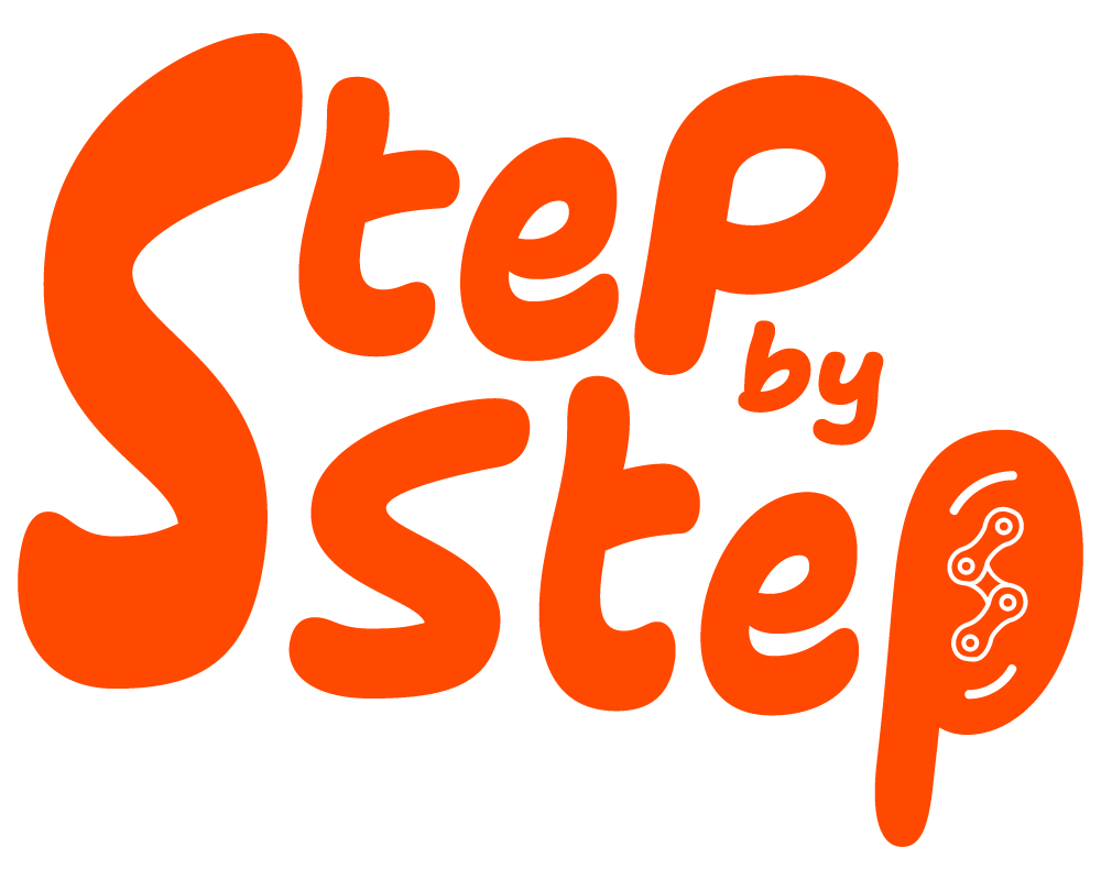 Logo orange de l'association Step by Step, il y est écrit en vertical Step à la ligne by, à la ligne Step.